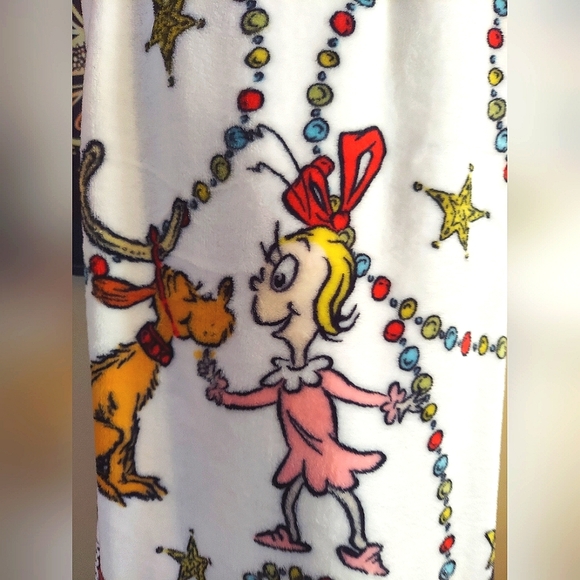 NWT Grinch Full/Queen Holiday Limited Fleece Blanket - Picture 2 of 4